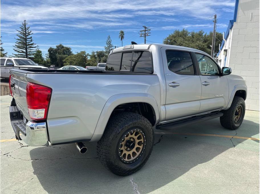 Used 2017 Toyota Tacoma SR5 w/ Tow Package AWD/4WD image 5