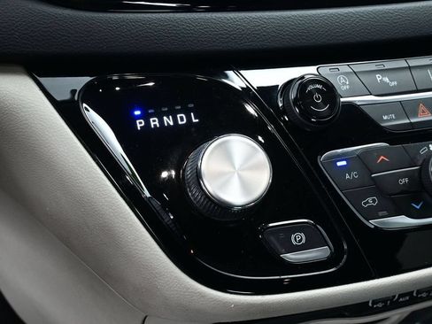 Used 2022 Chrysler Pacifica Touring-L FWD image 22
