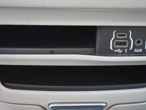 Used 2024 Chrysler Pacifica Limited FWD image 30