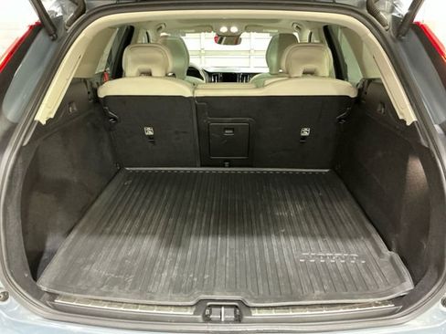 Used 2022 Volvo XC60 B5 Momentum w/ Climate Package image 17