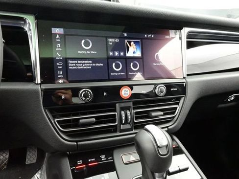 Certified 2025 Porsche Macan AWD/4WD image 10