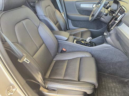 Used 2023 Volvo XC40 B5 Plus image 21