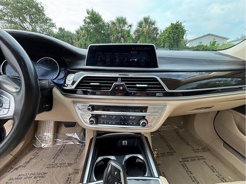 Used 2016 BMW 750i RWD image 10