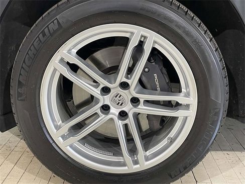 Used 2025 Porsche Macan image 10