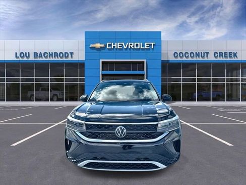 Used 2024 Volkswagen Taos SE image 3