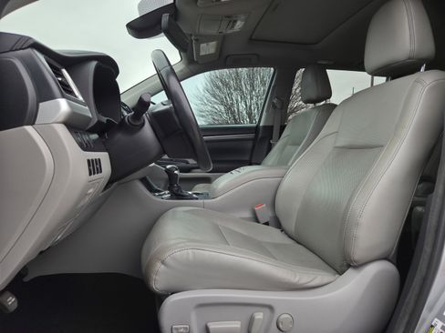 Used 2017 Toyota Highlander Limited image 6
