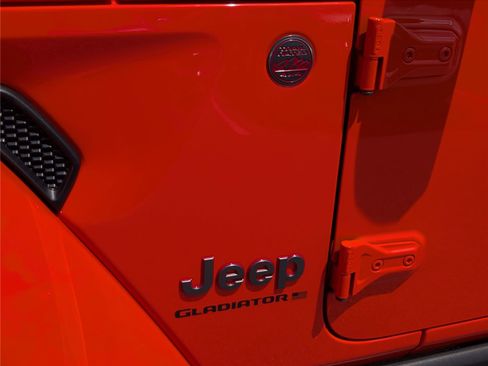 Used 2023 Jeep Gladiator Rubicon w/ LED Lighting Group AWD/4WD image 11