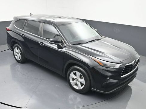 Used 2023 Toyota Highlander LE FWD image 38
