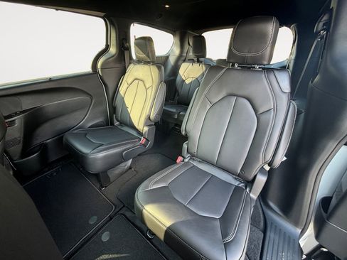 New 2026 Chrysler Pacifica Select image 13
