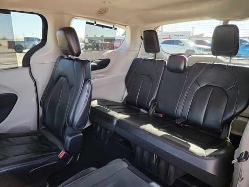 Used 2022 Chrysler Pacifica Touring-L image 5
