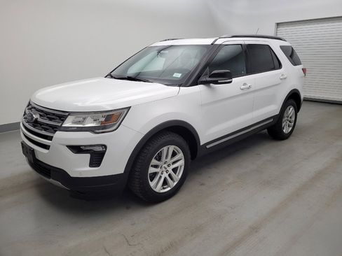 Used 2018 Ford Explorer XLT w/ Equipment Group 202A AWD/4WD image 2