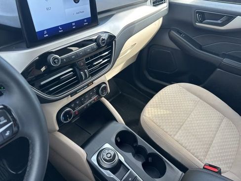 Used 2022 Ford Escape SE w/ SE Sport Appearance Package image 29