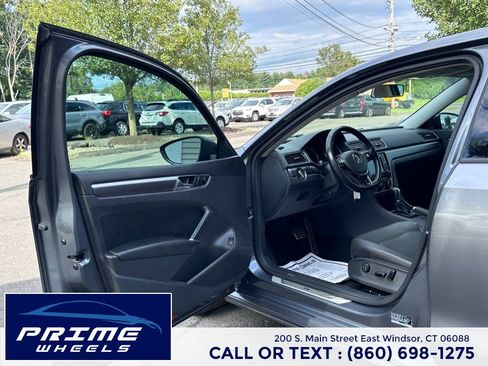 Used 2018 Volkswagen Passat 2.0T R-Line FWD image 9