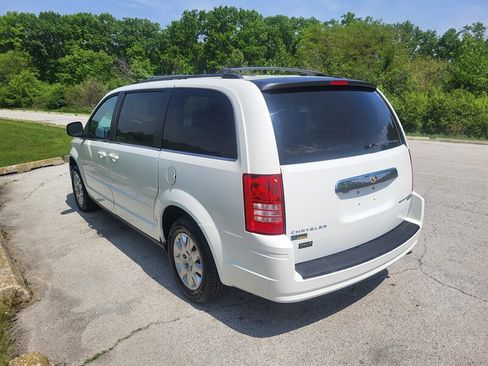 Used 2010 Chrysler Town & Country LX w/ Entertainment Group #1 FWD image 9