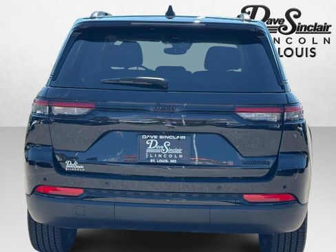 Used 2023 Jeep Grand Cherokee Limited w/ Black Appearance Package AWD/4WD image 4