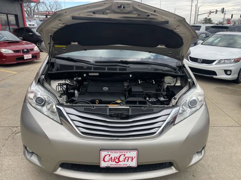 Used 2016 Toyota Sienna Limited image 7