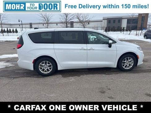 Used 2023 Chrysler Pacifica Touring-L image 6