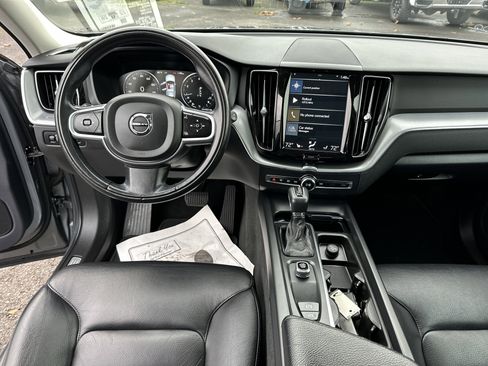 Used 2018 Volvo XC60 T5 Momentum w/ Vision Package image 12