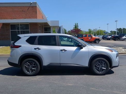 Used 2024 Nissan Rogue S FWD image 2