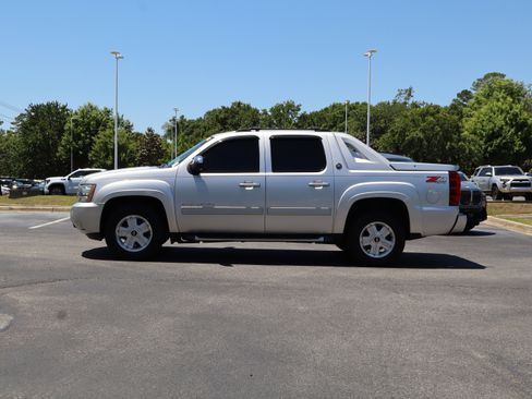 Used 2013 Chevrolet Avalanche LT AWD/4WD image 6