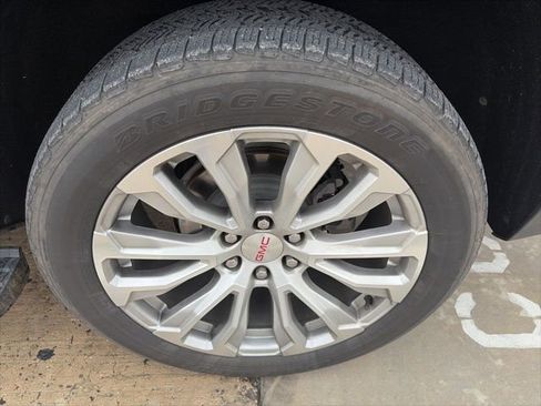 Used 2022 GMC Yukon XL Denali w/ Denali Premium Package image 8