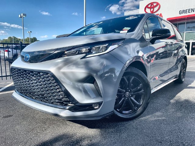 Certified 2025 Toyota Sienna XSE w/ XSE Premium Package AWD/4WD image 4
