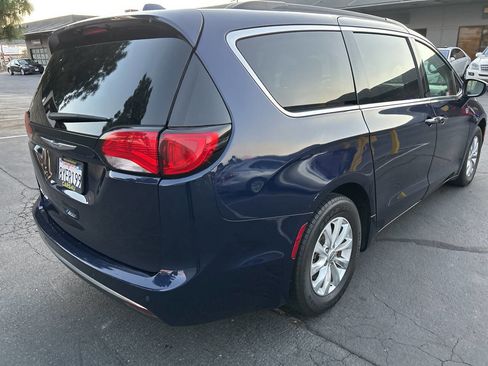 Used 2018 Chrysler Pacifica Touring Plus image 4