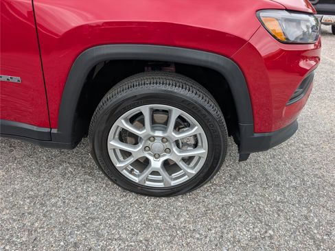 Used 2024 Jeep Compass Latitude w/ Sun and Sound Group AWD/4WD image 10