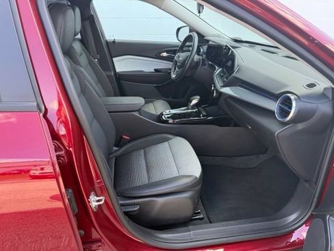 Certified 2025 Chevrolet Trax LT w/ Driver Confidence Package FWD image 16