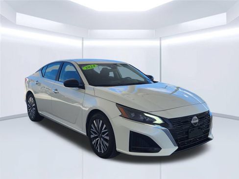 Used 2024 Nissan Altima 2.5 SV FWD image 3