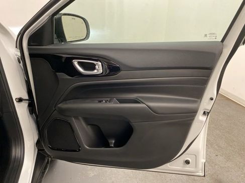 Used 2026 Jeep Compass Latitude image 24