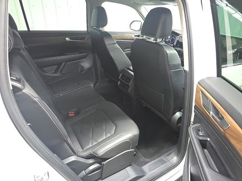 Used 2024 Volkswagen Atlas SE image 17