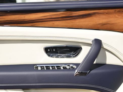 Used 2019 Bentley Bentayga AWD/4WD image 12