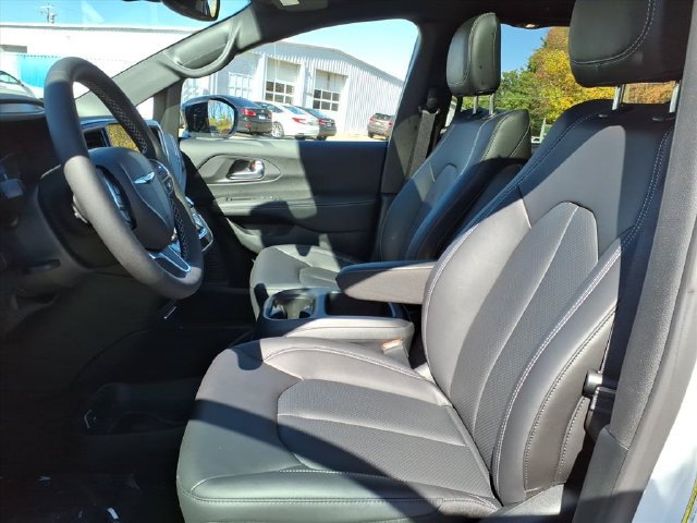 New 2026 Chrysler Pacifica Select AWD/4WD image 8
