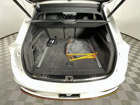 Used 2025 Bentley Bentayga image 27