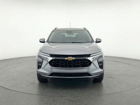 Used 2025 Chevrolet Trax LT image 2