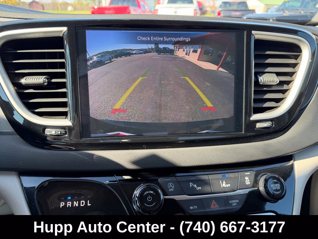 Used 2024 Chrysler Pacifica Touring-L FWD image 11