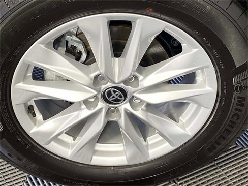 Used 2025 Toyota Corolla Cross LE image 28