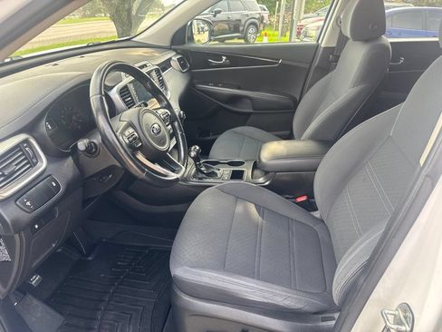 Used 2018 Kia Sorento FWD image 12