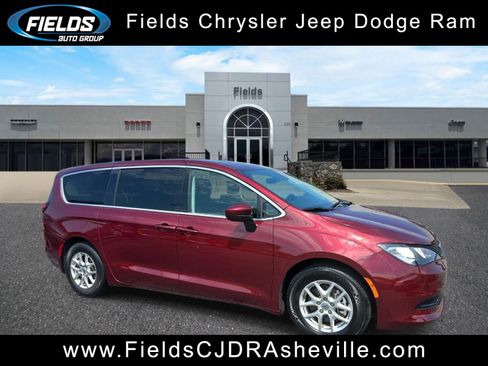 Used 2023 Chrysler Voyager LX FWD image 1