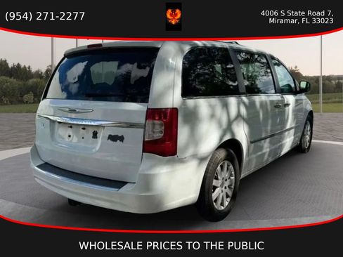 Used 2014 Chrysler Town & Country Touring w/ Driver Convenience Group FWD image 5