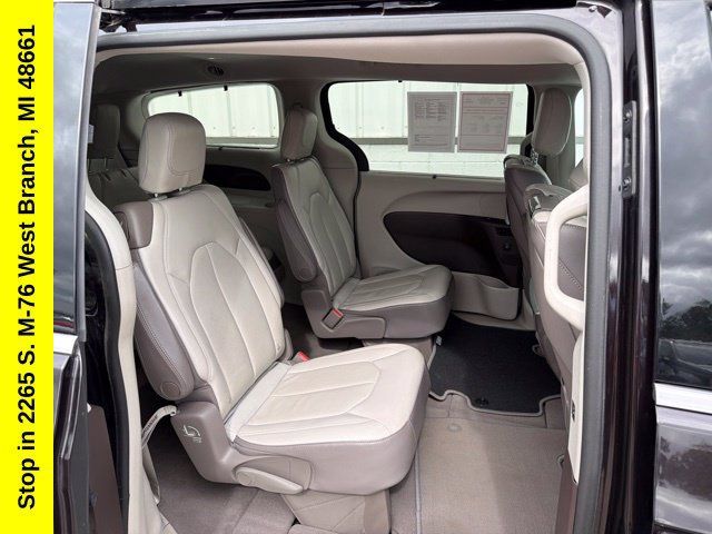 Used 2017 Chrysler Pacifica Touring-L Plus FWD image 24