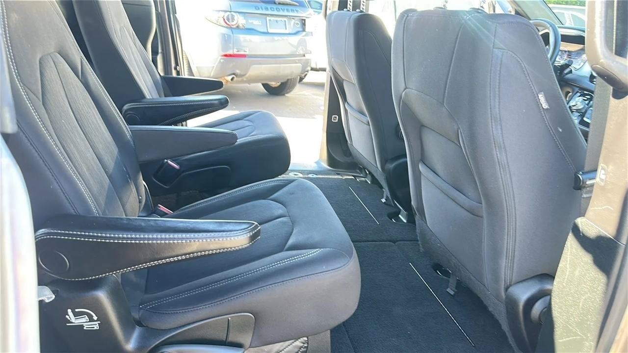 Used 2018 Chrysler Pacifica Touring Plus w/ S Appearance Package FWD image 31