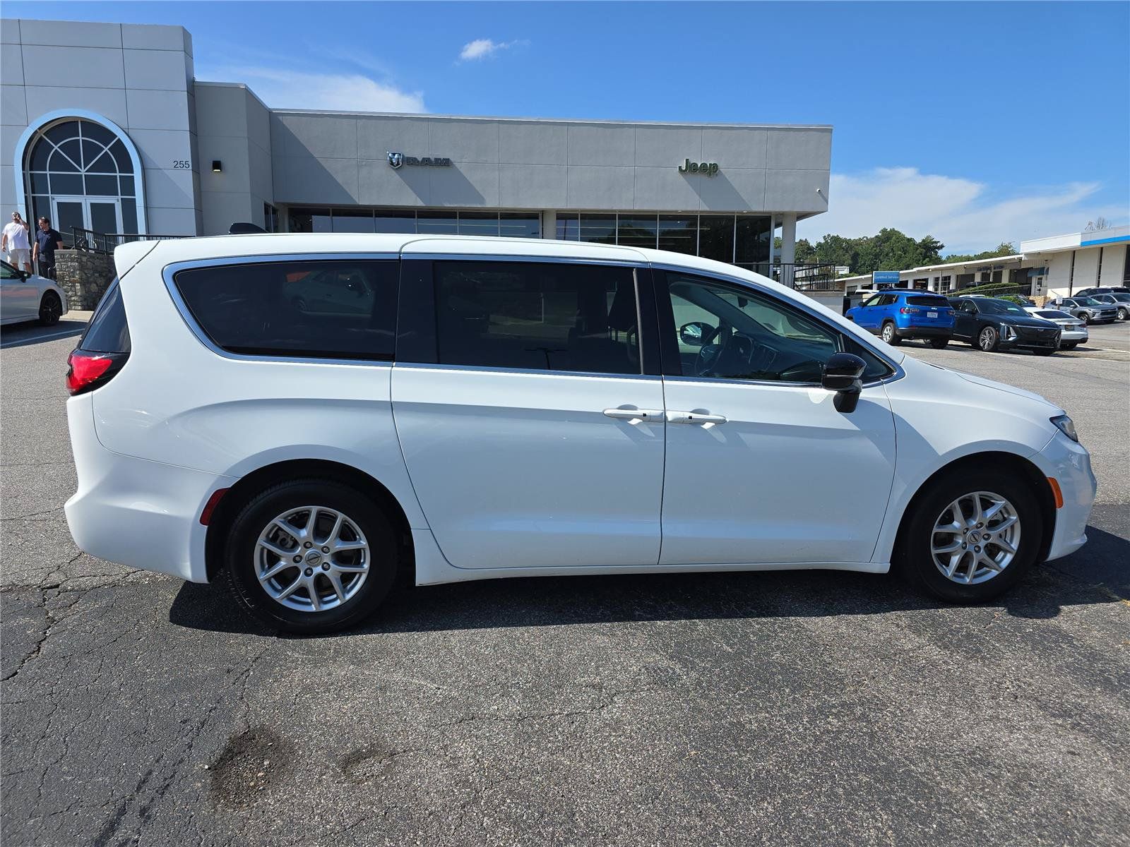 Used 2024 Chrysler Pacifica Touring-L FWD image 2
