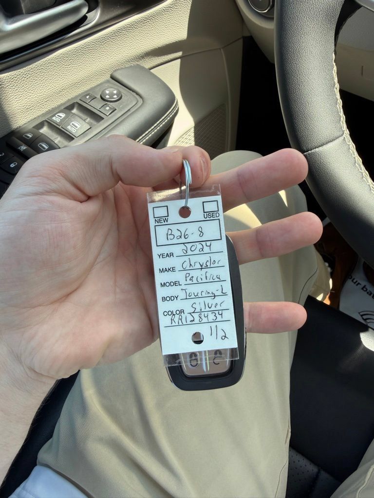 Used 2024 Chrysler Pacifica Touring-L FWD image 34