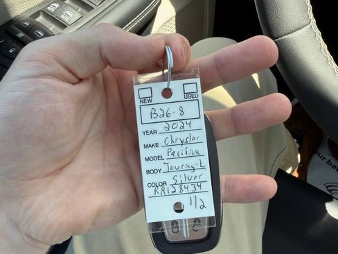 Used 2024 Chrysler Pacifica Touring-L FWD image 34