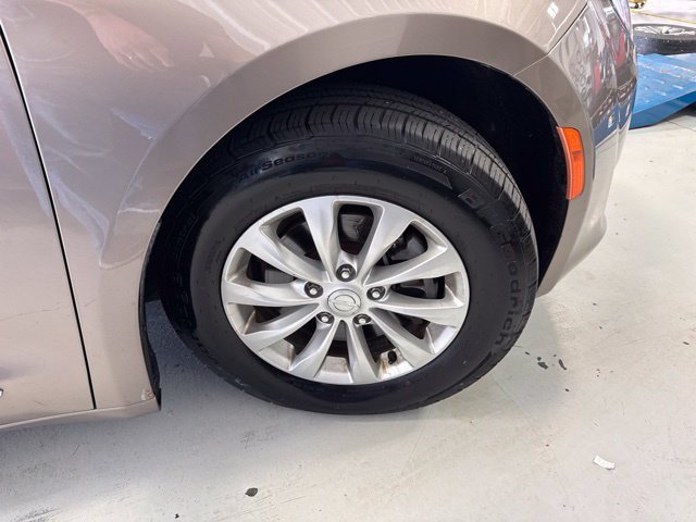Used 2017 Chrysler Pacifica Touring-L FWD image 44
