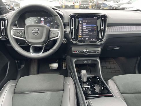 Used 2022 Volvo XC40 T5 R-Design w/ Climate Package image 15