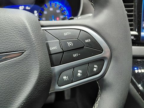 Used 2025 Chrysler Pacifica Select image 36