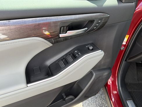 New 2026 Toyota Highlander Platinum image 12